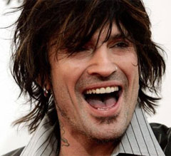   (Tommy Lee)